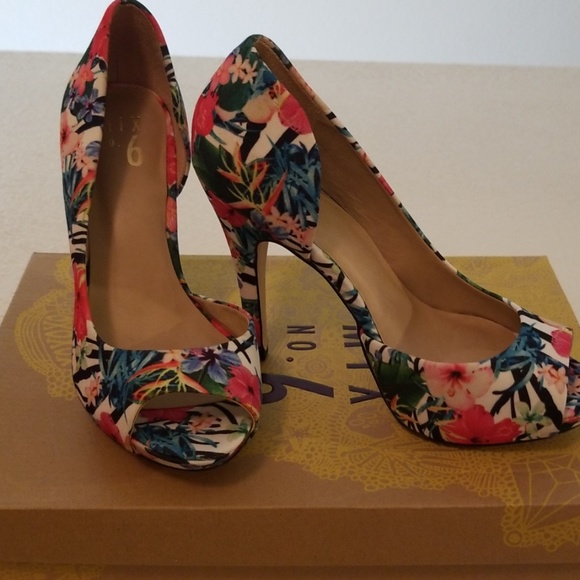 Floral Print Heels - Picture 1 of 3